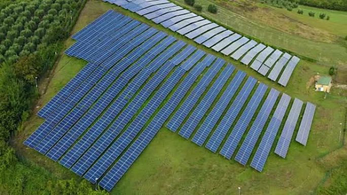 绿色山丘上的太阳能电池板