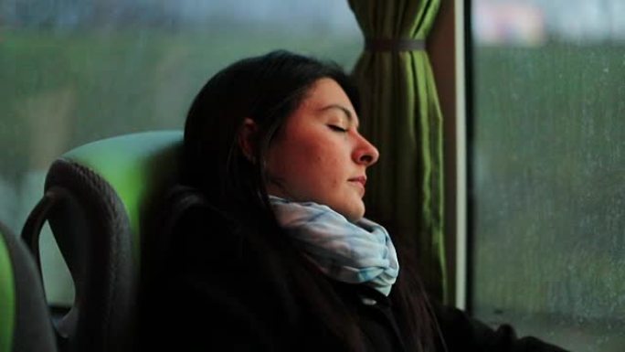 年轻女子睡在公共汽车上的坦率真实片段。乘坐公共汽车时睡着的旅行者女孩