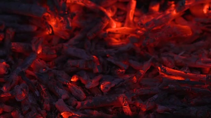 火花发光的木炭