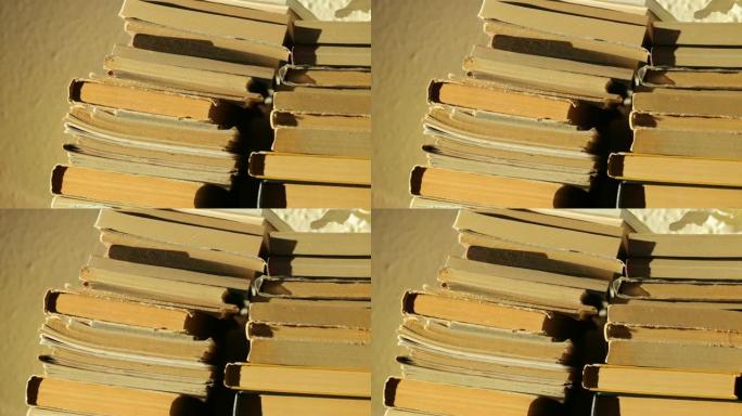 阳光中的旧书堆
