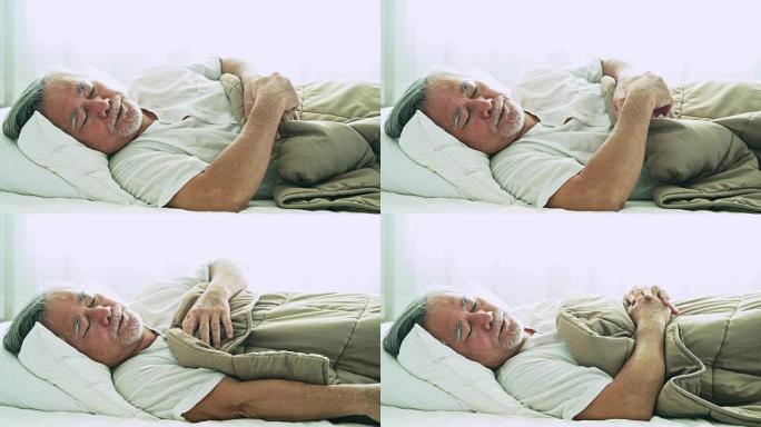 睡在床上的老人。亚洲老人躺在窗帘打开的床上舒适地睡觉。高级生活理念。特写镜头。
