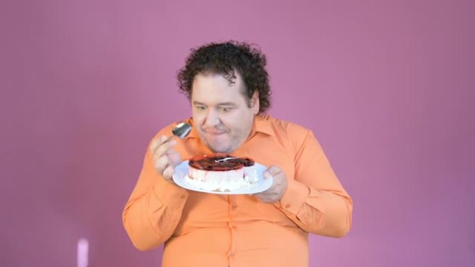 有趣的胖子吃蛋糕。