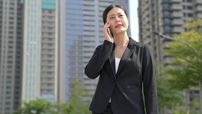 亚洲企业家拿起手机