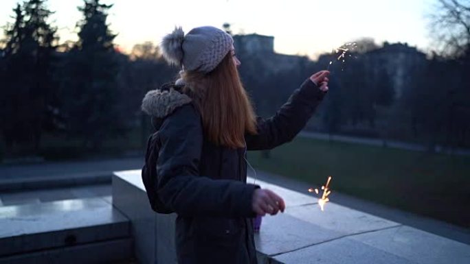 年轻女子喜欢燃烧的烟火