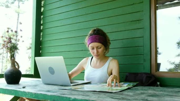 女游客在笔记本电脑上旅行，夏天在户外打印报告