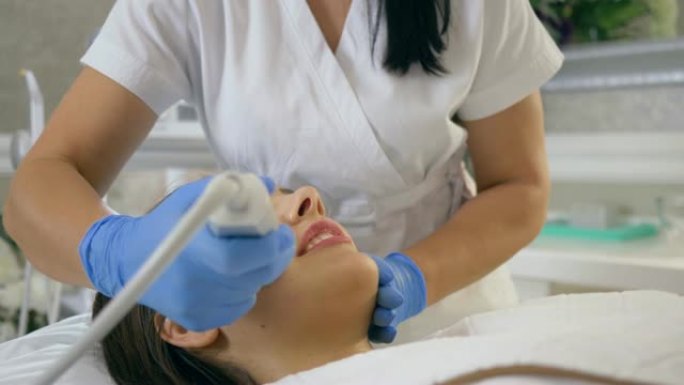 清洁面部护理，快乐的客户女性享受美容院皮肤护理的美容恢复程序