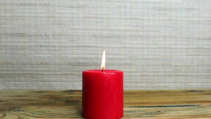 木桌上的红色蜡烛