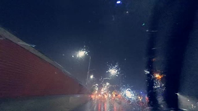 晚上在大雨中在布鲁克林开车