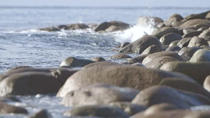 海浪溅到海岸的岩石上，慢动作