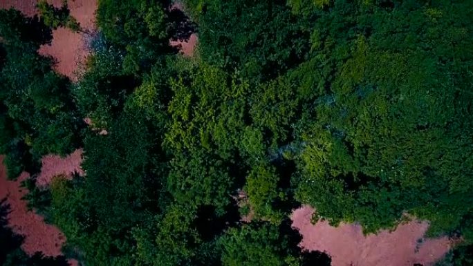 在欧洲一个小镇旁边的森林中央，一个废弃的铝土矿的空中无人机镜头