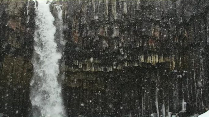 Svartivoss瀑布和熔岩柱的美丽镜头
