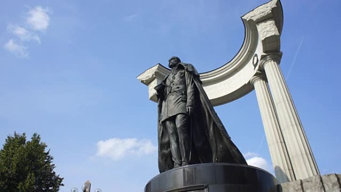 蓝天映衬的皇帝纪念碑