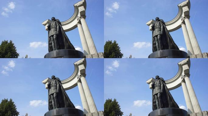 蓝天映衬的皇帝纪念碑