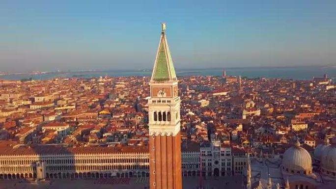 意大利威尼斯日出时圣马可广场上空的空中轨道