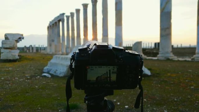 三脚架上的相机正在拍摄棉花堡地区Lycus上的老底嘉古董城的时间流逝