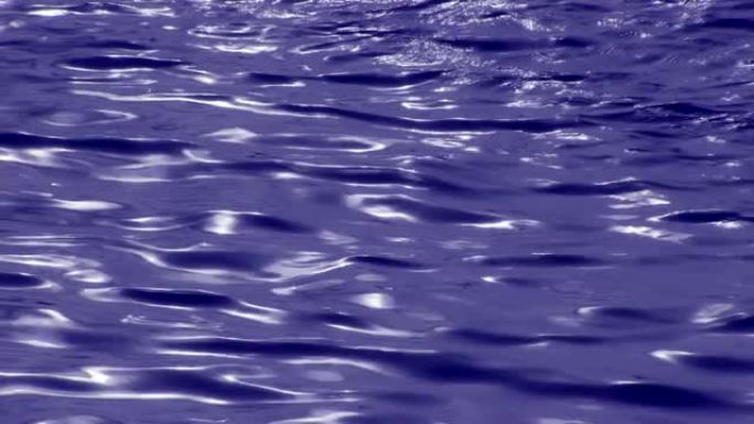 河上的波浪用蓝色着色