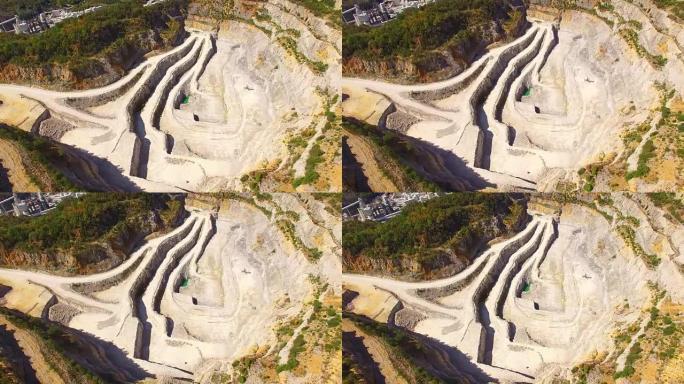 捷克最大的石灰石采石场魔鬼楼梯-Certovy Schody。采矿后工业景观的鸟瞰图。捷克共和国、欧