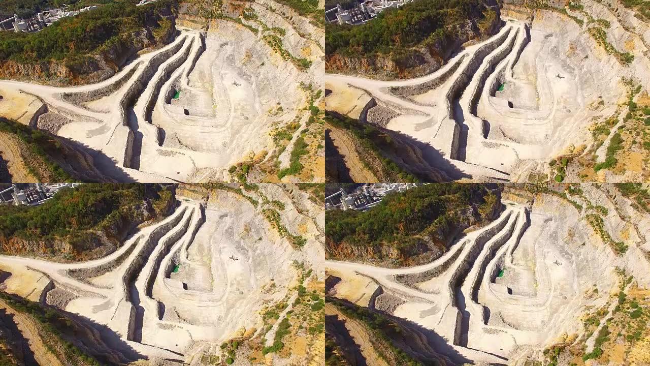 捷克最大的石灰石采石场魔鬼楼梯-Certovy Schody。采矿后工业景观的鸟瞰图。捷克共和国、欧