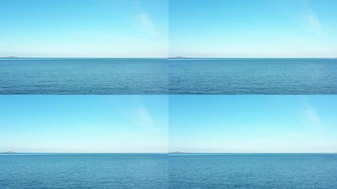 视频从上方，鸟瞰美丽而平静的大海。意大利撒丁岛。