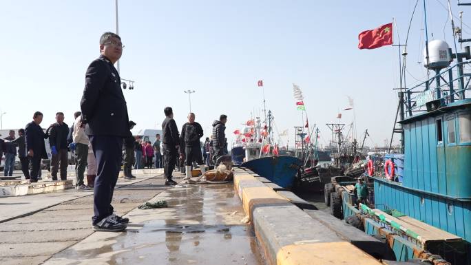 渔民出海 渔船靠岸 青岛渔港 鲅鱼交易