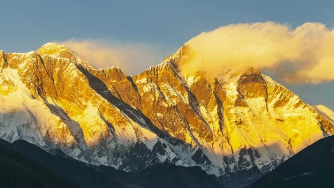 尼泊尔南车巴扎的珠穆朗玛峰和洛子峰景观。延时
