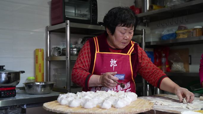 妈妈做饭 包饺子 鲅鱼饺子 农妇做饭