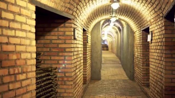旧酒窖中的长走廊是一个装有瓶子的仓库。传统酒窖。4K (UHD