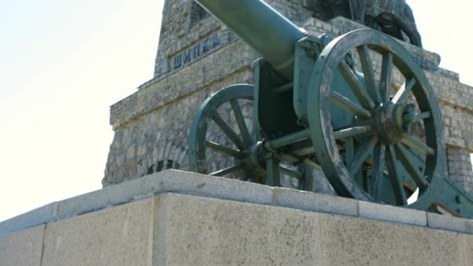 纪念碑旁边的旧大炮