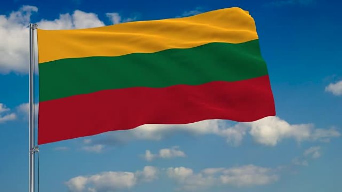 立陶宛国旗的背景云漂浮在蓝天上