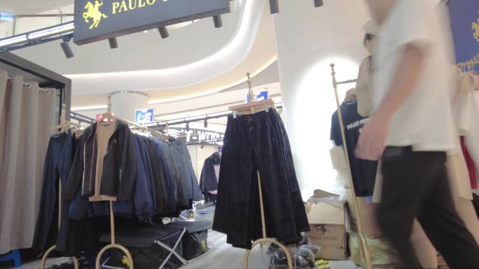 商场服装摊位顾客挑选满意的衣服人流延时摄
