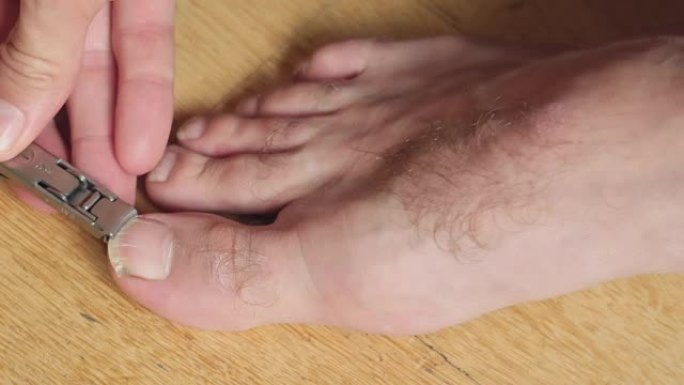 男子切割脚趾甲-股票视频