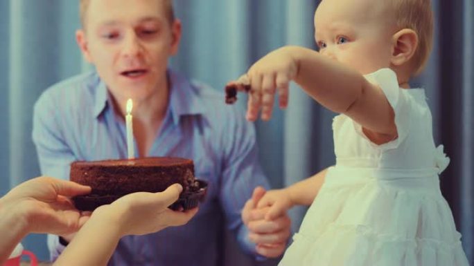 漂亮的宝贝给父母吃蛋糕