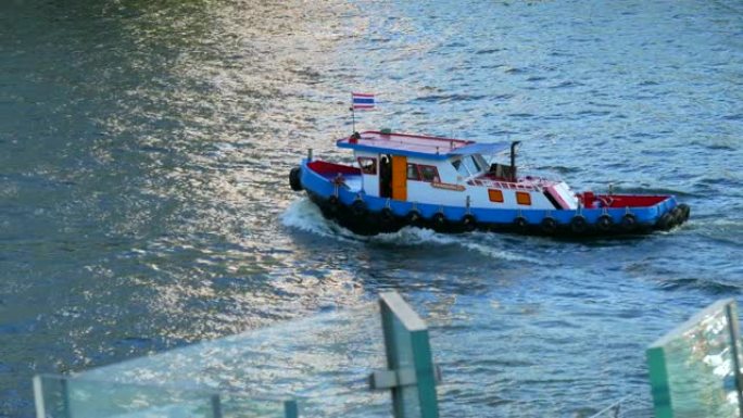 湄南河的拖船