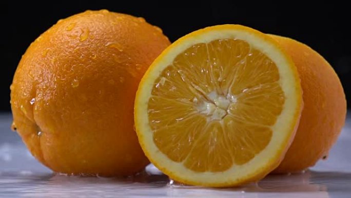 水在慢动作中溅到橙色水果上。