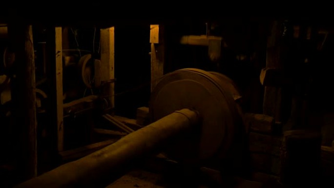 古代木制锯木厂机械