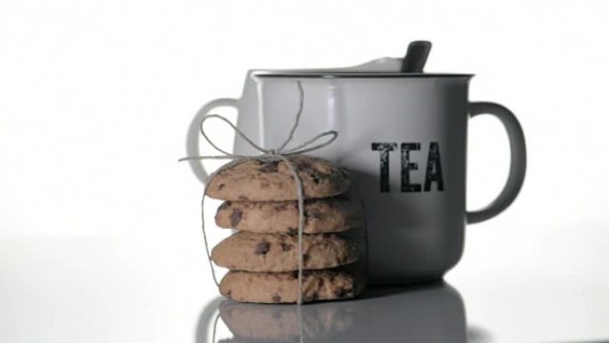 布列塔尼礼品饼干和一杯白色背景的茶，蒸汽。