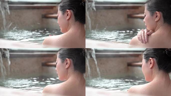 日本女孩泡温泉的后视图