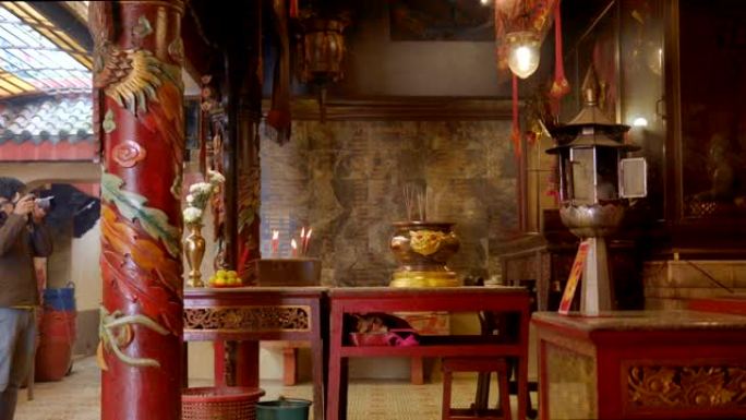 4k人旅游中国红庙背景概念为春节快乐2019展示背景，模糊的户外佛教唐人街，东方宗教文化，上海城市。
