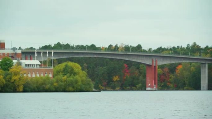 瑞典斯德哥尔摩一座有汽车经过的长桥