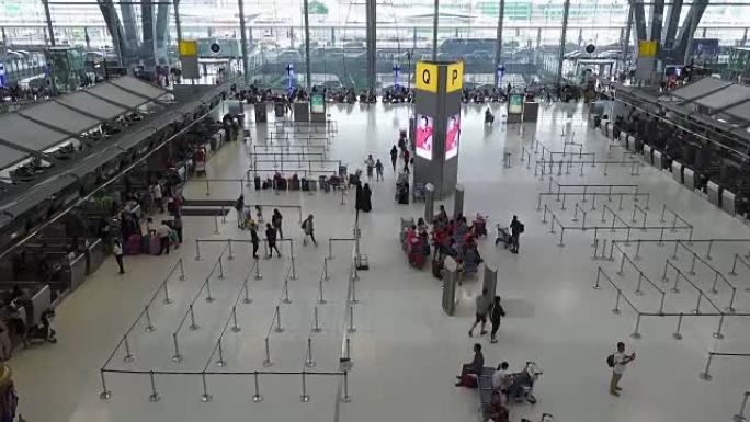 旅客人群，机场柜台大厅的游客