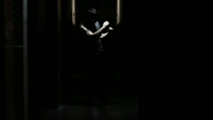 黑暗走廊灯光下的拳击手阴影盒