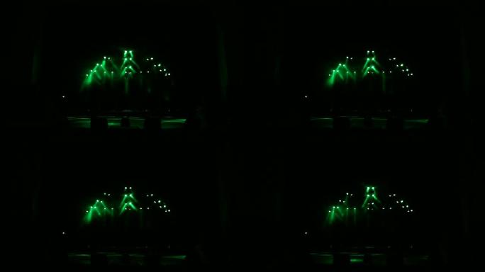 音乐会前在空荡荡的舞台上，绿色美丽的光芒。