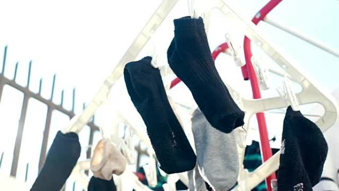 袜子挂在夹子上，用于白天的干衣服。