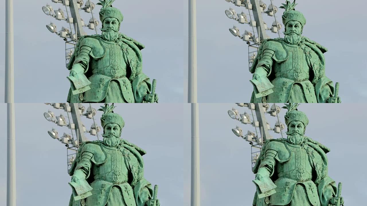 布达佩斯市中心的英雄广场。中世纪欧洲英雄的个人雕像