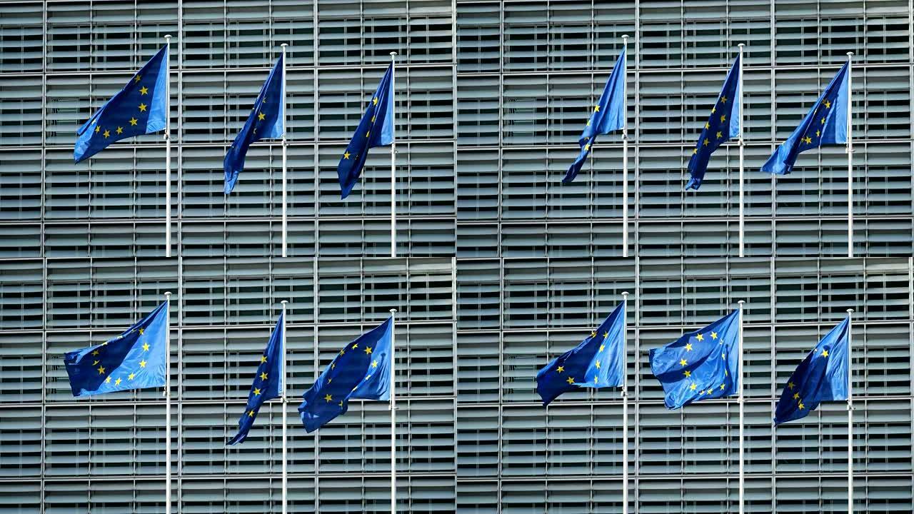 欧盟委员会前的欧盟旗帜