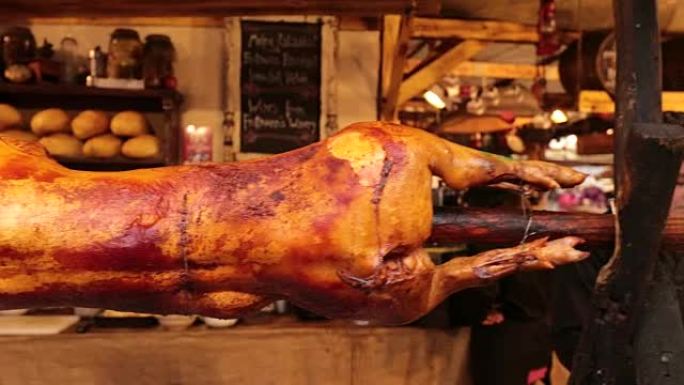 在一年一度的匈牙利圣诞节博览会盛宴上吐着烤猪