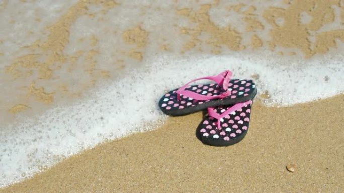 沙滩上的童鞋。