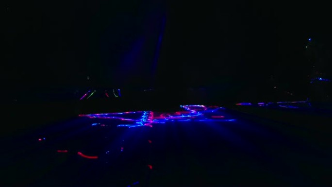 抽象激光辉光以同心的方式旋转，紫色的彩虹迷幻光谱，迪斯科舞蹈和电子音乐背景，无缝循环