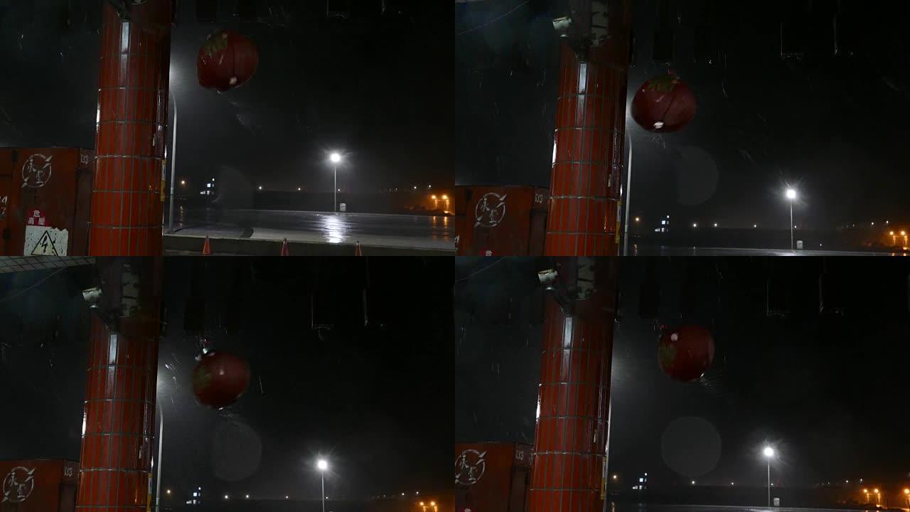 雨棚和中国灯笼在台风中吹来