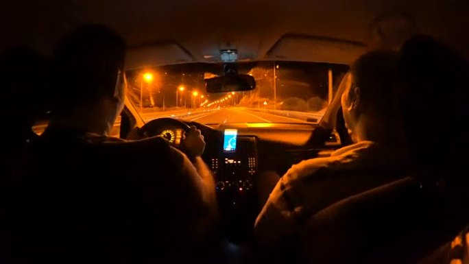 借助智能手机导航，在高速公路上夜间行驶